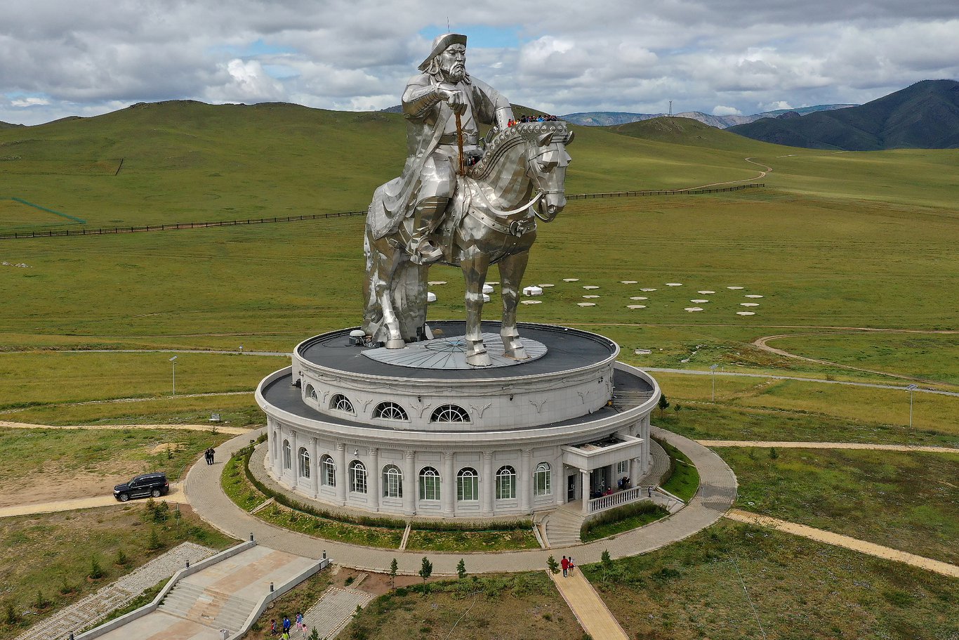 Монголия самое главное. Статуя Чингисхана в Монголии. Памятник Чингисхану в Улан-Баторе. Конная статуя Чингисхана в Монголии. Памятник Чингисхану в Монголии.